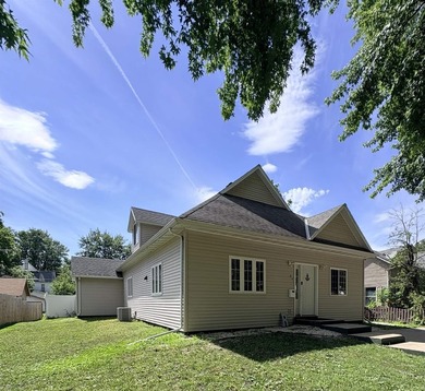 Welcome to 404 Ontario Street in Storm Lake!! Conveniently - photo 1