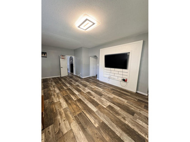 Welcome to 404 Ontario Street in Storm Lake!! Conveniently - photo 4