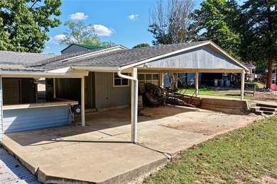 Enjoy lakeside living at its best in this spacious waterfront - photo 3