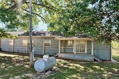 Enjoy lakeside living at its best in this spacious waterfront - photo 4
