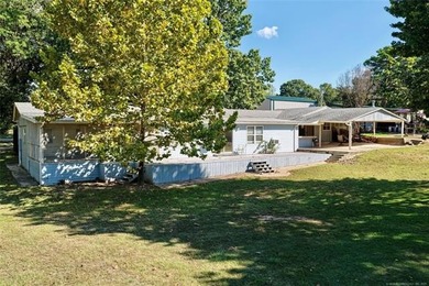 Enjoy lakeside living at its best in this spacious waterfront - photo 10
