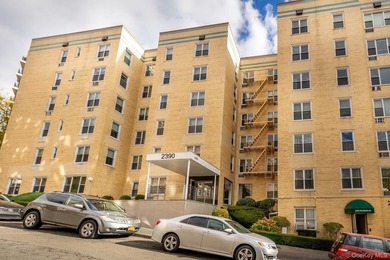 **ACCEPTED OFFER** Spacious and bright 2 bedroom conveniently - photo 1