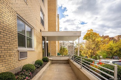 **ACCEPTED OFFER** Spacious and bright 2 bedroom conveniently - photo 2