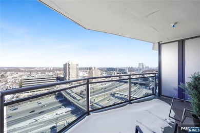 Welcome to The Pembroke, a luxury full-service building just - photo 24