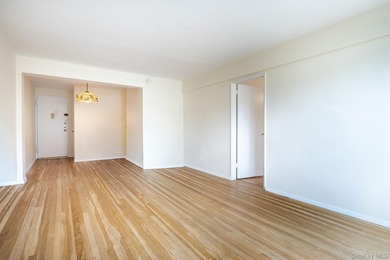 **ACCEPTED OFFER** Spacious and bright 2 bedroom conveniently - photo 7