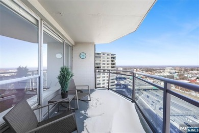 Welcome to The Pembroke, a luxury full-service building just - photo 27