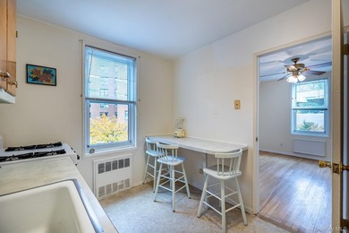 **ACCEPTED OFFER** Spacious and bright 2 bedroom conveniently - photo 8
