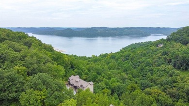 Beautifully maintained condominium located minutes from - photo 34