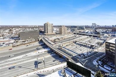 Welcome to The Pembroke, a luxury full-service building just - photo 39