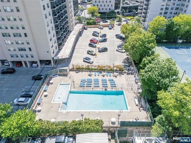 Welcome to The Pembroke, a luxury full-service building just - photo 41