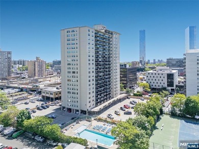 Welcome to The Pembroke, a luxury full-service building just - photo 42