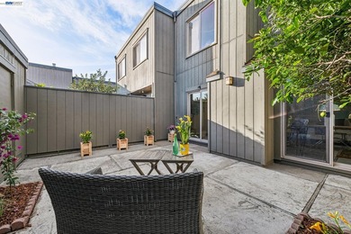 Welcome to Bay Farm Island living! This charming 2-story Garden - photo 29