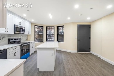 This fully renovated 18.5 feet wide single-family townhouse - photo 3