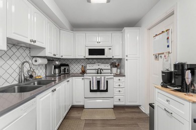 Positioned mere steps from the shoreline, this three-bedroom - photo 12