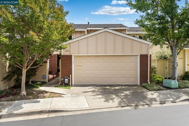 Light filled Heather Farm townhome with a golf course setting - photo 1