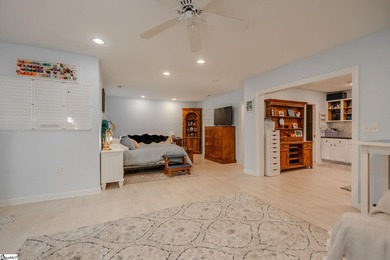 Cozy, yet open with delightful natural daylight and mountain and - photo 22