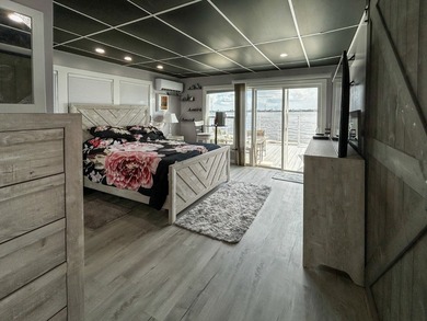 This glamorous waterfront home has been completely reimagined - photo 14