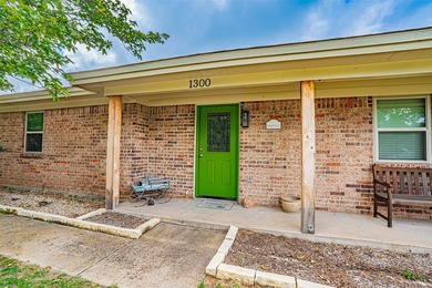 Fantastic location in town. Spacious 3-2-2 recently remodeled - photo 3