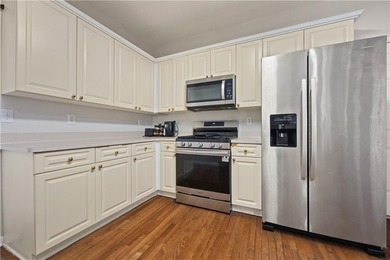 Elegant and spacious 5-bedroom, 2.5-bath residence located in a - photo 11