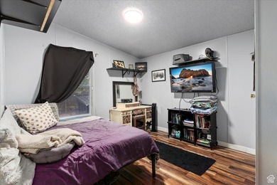 HUGE PRICE IMPROVEMENT!! This updated 3 bed/2 bath home offers a - photo 14