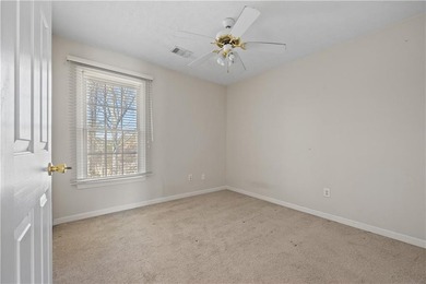 Elegant and spacious 5-bedroom, 2.5-bath residence located in a - photo 18