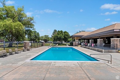 HUGE PRICE IMPROVEMENT!! This updated 3 bed/2 bath home offers a - photo 19