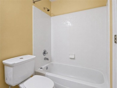 Elegant and spacious 5-bedroom, 2.5-bath residence located in a - photo 21