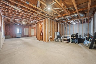 Elegant and spacious 5-bedroom, 2.5-bath residence located in a - photo 22