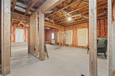 Elegant and spacious 5-bedroom, 2.5-bath residence located in a - photo 32