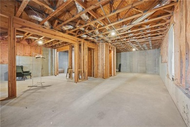 Elegant and spacious 5-bedroom, 2.5-bath residence located in a - photo 38