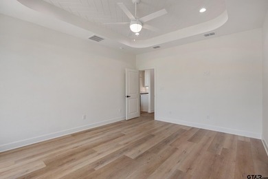 Welcome to this gorgeous 4-bedroom, 3.5-bath home perfectly - photo 17