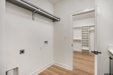 Welcome to this gorgeous 4-bedroom, 3.5-bath home perfectly - photo 25
