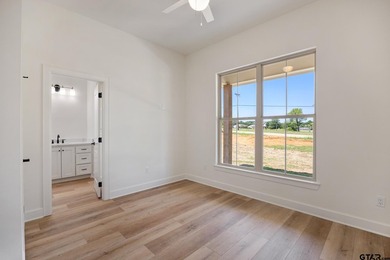 Welcome to this gorgeous 4-bedroom, 3.5-bath home perfectly - photo 26