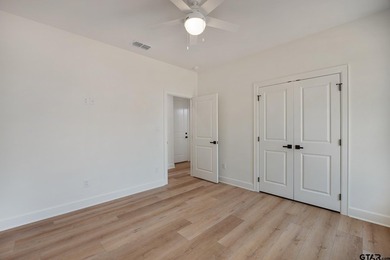 Welcome to this gorgeous 4-bedroom, 3.5-bath home perfectly - photo 30