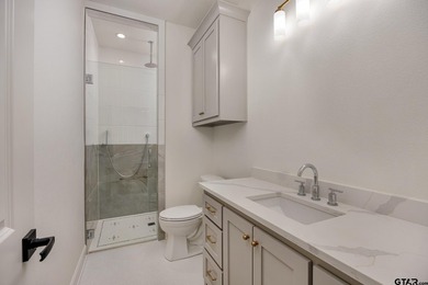 Welcome to this gorgeous 4-bedroom, 3.5-bath home perfectly - photo 31
