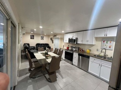 Charming Mobile Home in a community for all ages in Palm Beach - photo 5