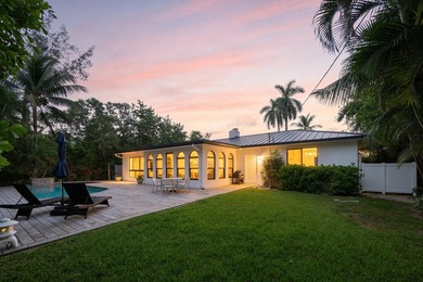 ABSOLUTELY GORGEOUS WATERFRONT SINGLE-FAMILY HOME | PRESTIGIOUS - photo 1