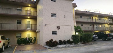Beautiful BAHAMAS STYLE, 1BD/1.5BA ground-floor condo in a - photo 1