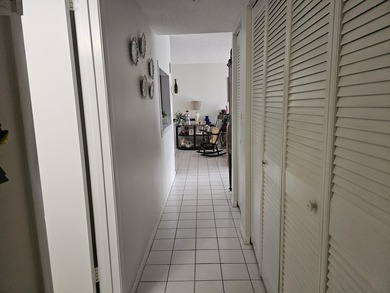 Beautiful BAHAMAS STYLE, 1BD/1.5BA ground-floor condo in a - photo 7