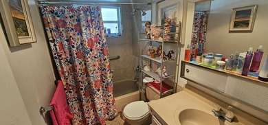 Beautiful BAHAMAS STYLE, 1BD/1.5BA ground-floor condo in a - photo 10