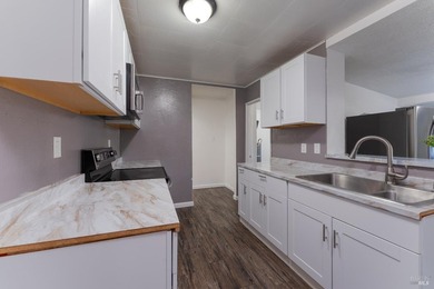 Updated 3 bed, 2 bath home offering approximately 1,400 sq ft on - photo 12