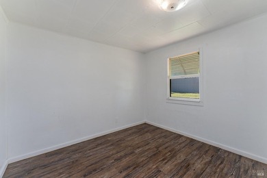 Updated 3 bed, 2 bath home offering approximately 1,400 sq ft on - photo 18