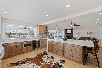 Welcome to this amazing waterfront home featuring 3 bedrooms, 2 - photo 18