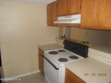 Opportunity to own a 3 large 3 bedroom 2 bath home. Excellent - photo 8