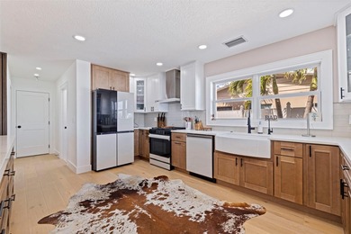 Welcome to this amazing waterfront home featuring 3 bedrooms, 2 - photo 19