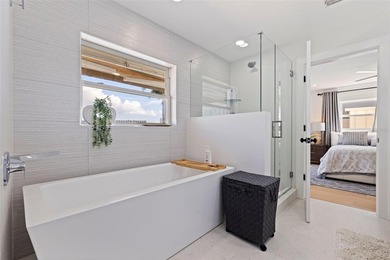 Welcome to this amazing waterfront home featuring 3 bedrooms, 2 - photo 31