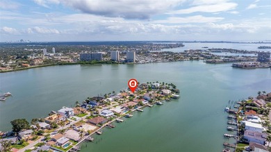 Welcome to this amazing waterfront home featuring 3 bedrooms, 2 - photo 49