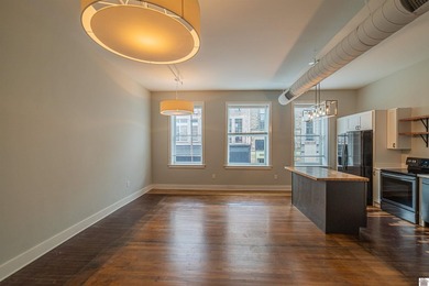 Allows ! Condo unit 3 is a beautifully renovated 2 bedroom, 1.5 - photo 4