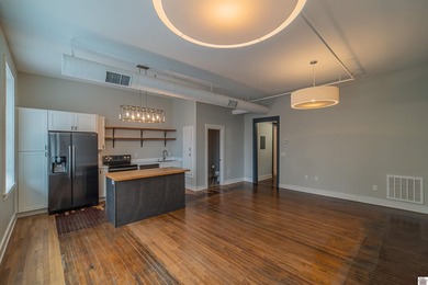 Allows ! Condo unit 3 is a beautifully renovated 2 bedroom, 1.5 - photo 6