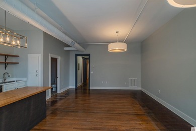 Allows ! Condo unit 3 is a beautifully renovated 2 bedroom, 1.5 - photo 7